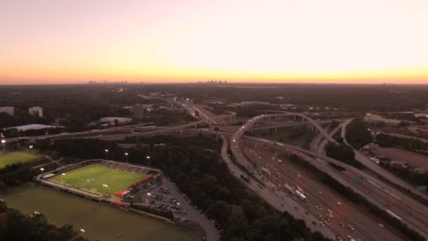 Atlanta luchtfoto vliegen naar snelwegen. — Stockvideo