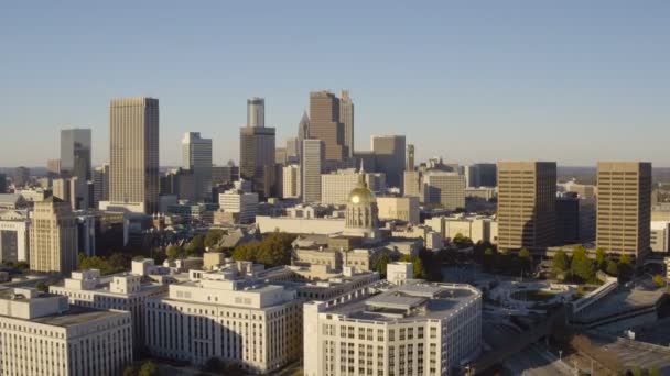 Atlanta voo aéreo baixo sobre o Estado Captiol edifício — Vídeo de Stock