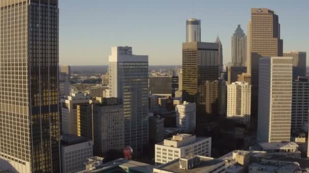 Atlanta luchtfoto vliegen laag door de binnenstad. — Stockvideo