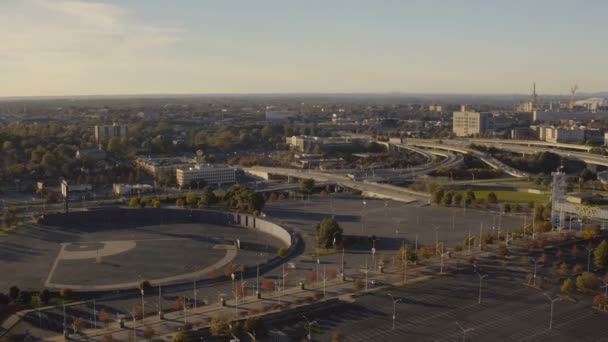 Atlanta voo aéreo perto do estádio de beisebol — Vídeo de Stock