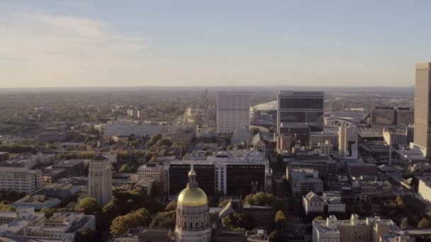 Atlanta voo aéreo baixo sobre o intercâmbio de auto-estradas — Vídeo de Stock