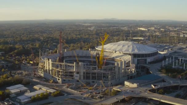 Atlanta powietrzne latające niskie w kierunku budowy stadionu — Wideo stockowe