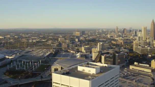 Atlanta-Flugzeug fliegt über Innenstadt — Stockvideo