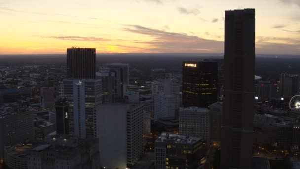 Atlanta antenn flyger lågt genom centrala — Stockvideo