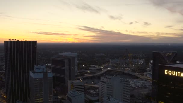 Atlanta Aerial Flying low attraverso il centro città — Video Stock