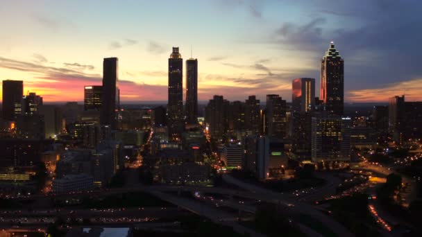 Atlanta luchtfoto vliegen laag over de snelweg — Stockvideo