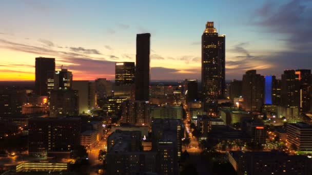 Atlanta Aerial Flying низко над автострадой — стоковое видео