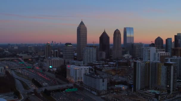 Atlanta luchtfoto vliegen over de snelweg pannen — Stockvideo