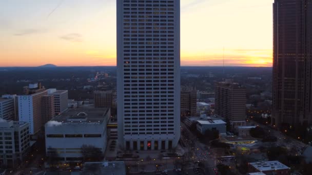 Atlanta luchtfoto vliegen over downtown pannen — Stockvideo