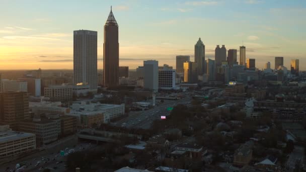Atlanta luchtfoto vliegen over downtown pannen — Stockvideo
