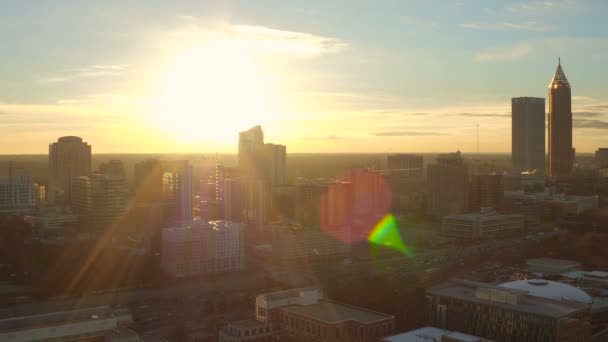 Atlanta luchtfoto vliegen achteruit over centrum — Stockvideo