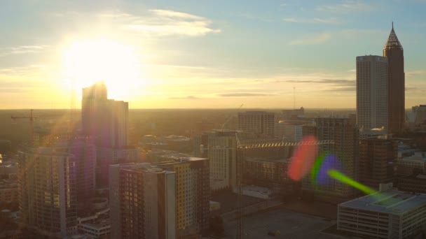 Atlanta luchtfoto vliegen achteruit over centrum — Stockvideo