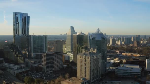 Atlanta voo aéreo sobre Buckhead centro da cidade — Vídeo de Stock