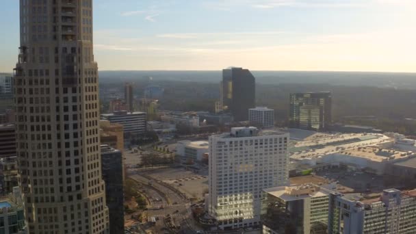 Atlanta letecké létání nad Buckhead downtown — Stock video