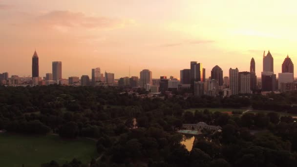 Atlanta Aerial V244 Пролетает Низко Над Парком Эдмонтона Видами Города — стоковое видео
