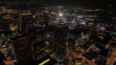 Atlanta Havalimanı v249 Birdseye Manzarası gece şehir merkezinde uçuyor. Tam şehir manzarası - Mart 2017