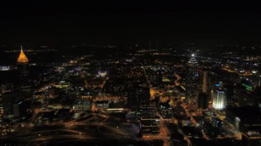 Atlanta Havayolları v251 Gece şehir manzarası ile şehir merkezinde uçuyor - Mart 2017