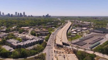 Atlanta Havayolları v285 otoyol köprüsünün etrafında alçaktan uçuyor şehir manzaralı çöküş - Nisan 2017
