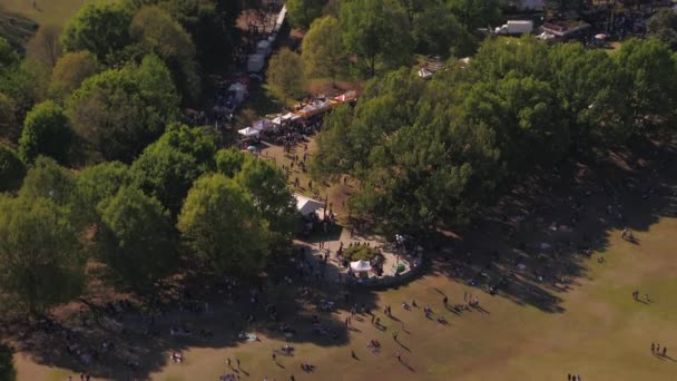 Весеннее Мероприятие Atlanta Aerial V258 Birdseye Пролетающее Над Парком Хедмонт — стоковое видео