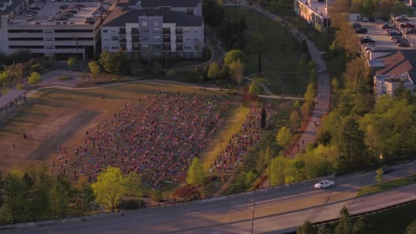 亚特兰大航空第261版Birdseye观看日落时环绕Beltline和公园内大型瑜伽小组的飞行 2017年4月 — 图库视频影像