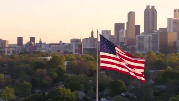 Atlanta Aerial V264 Flying Low American Flag Cityscape Views Sunset — Vídeos de Stock