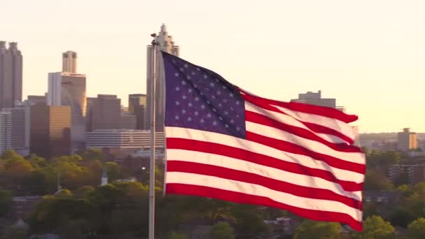 Atlanta Aerial V266 Tiefflug Die Amerikanische Flagge Mit Voller Aussicht — Stockvideo