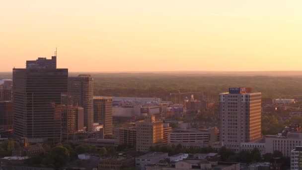 Atlanta Havayolları V270 Gün Batımında Şehir Manzaralı Şehir Dışında Alçaktan — Stok video
