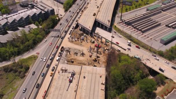 Atlanta Aerial V284 Tiefflug Rückwärts Schwenkend Von Autobahnbrücke Einsturz Mit — Stockvideo
