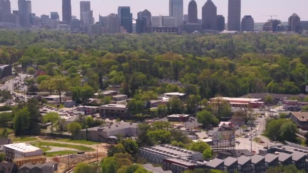 Atlanta Aerial V283 Tiefflieger Der Nähe Der Autobahnbrücke Mit Blick — Stockvideo