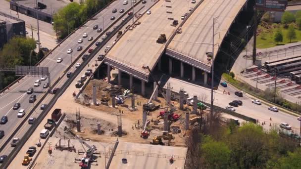 アトランタ航空V282バードアイビューは 高速道路橋の崩壊の近くに低い飛行 4月2017 — ストック動画