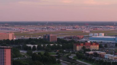 Atlanta Havalimanı v289, Hartsfield-Jackson havaalanı dışında alçaktan uçuyor. Gün batımında - Haziran 2017
