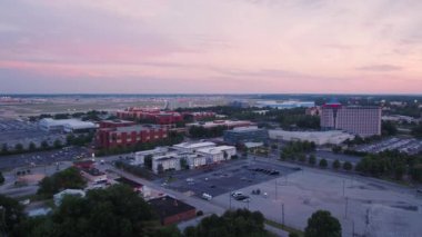 Atlanta Havalimanı v295 Hartsfield-Jackson havaalanının yanı sıra alçaktan uçuyor günbatımında - Haziran 2017