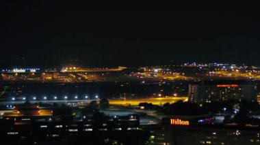 Atlanta Havalimanı v303 Hartsfield-Jackson havaalanı dışında alçaktan uçuyor - Haziran 2017
