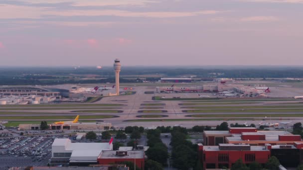 Atlanta Aerial V287 Gros Plan Survolant Aéroport Hartsfield Jackson Coucher — Video