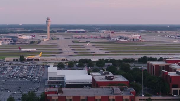 Atlanta Aerial V292 Closeup Voando Baixo Longo Aeroporto Hartsfield Jackson — Vídeo de Stock