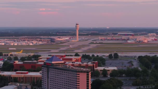 Atlanta Aerial V290 Gros Plan Survolant Aéroport Hartsfield Jackson Coucher — Video
