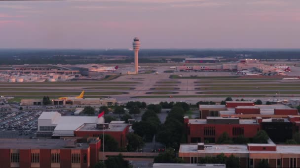 Atlanta Aerial V291 Closeup Flying Low Hartsfield Jackson Airport Panning — Stock Video