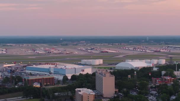 アトランタ航空V293便2017年6月 ハートフィールド ジャクソン空港の日没時のパンニングの他に低飛行を閉鎖 — ストック動画