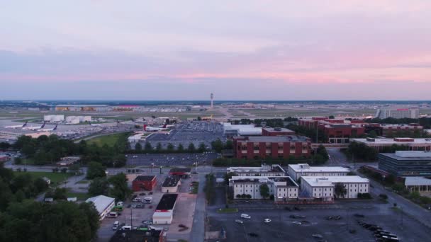 アトランタ航空V294便は 2017年6月の日没時にハートズフィールド ジャクソン空港沿いを飛行中 — ストック動画