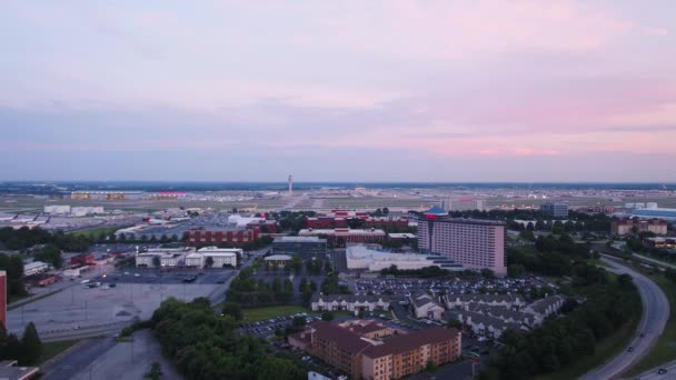 アトランタ航空V296便は 2017年6月の日没時にハートズフィールド ジャクソン空港から後方へ飛んでいく — ストック動画