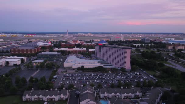 Atlanta Aerial V297 Alacsonyan Repül Hartsfield Jackson Repülőtér Mellett Napnyugtakor — Stock videók