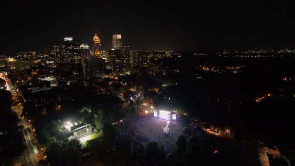 Atlanta Aerial V312 Überfliegen Musikfestival Park Stadtbild Nacht Schwenk Nach — Stockvideo