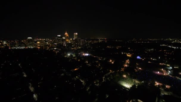 Atlanta Aerial V310 Flying Över Till Musikfestival Parken Stadsbilden Natt — Stockvideo