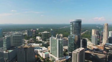 Atlanta Havayolları v337 Buckhead şehir merkezinde alçaktan uçuyor güneşli şehir - Kasım 2017