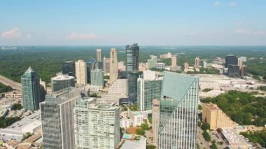 Atlanta Havayolları v339 Buckhead şehir merkezinde alçaktan uçuyor güneşli şehir - Kasım 2017