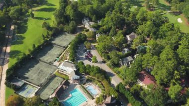 Atlanta Havacılık v343 Ansley Golf Sahası üzerinde alçaktan uçuyor.