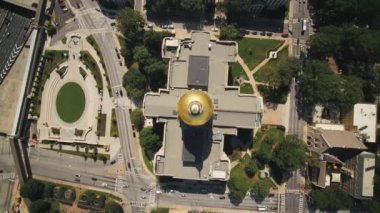 Atlanta Havacılık V361 Sermaye Binası üzerinde uçan dikey görüntü güneşli - Kasım 2017