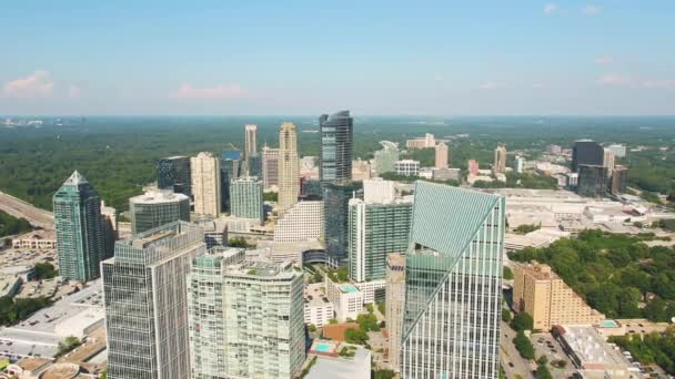 Atlanta Aerial V339 Flyg Lågt Runt Centrum Buckhead Solig Stadsbild — Stockvideo