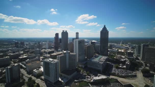 Atlanta Aerial V352 Flying Downtown Area Sunny Cityscape Listopad 2017 — Stock video