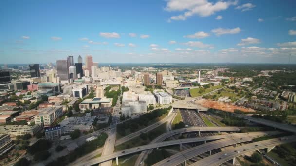 Atlanta Aerial V366 Volar Bajo Sobre Zona Intercambio Autopistas Centro — Vídeos de Stock